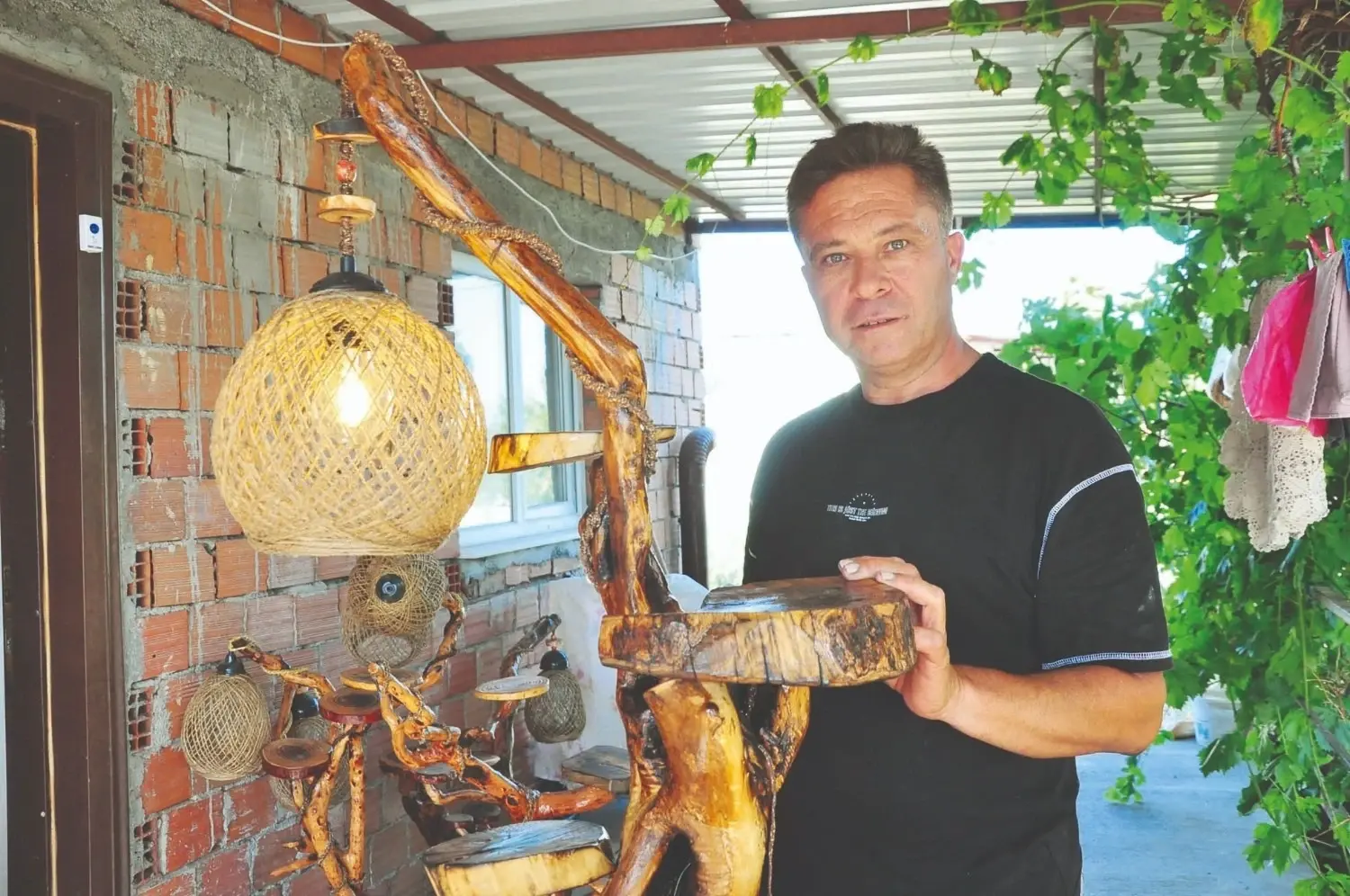 Aigai-bewaker transformeert weggegooid hout in kunst