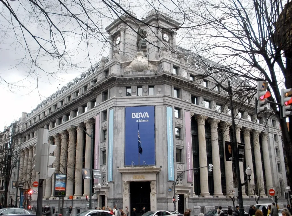 BBVA, voormalig voorzitter, moet terechtstaan ​​wegens spionage