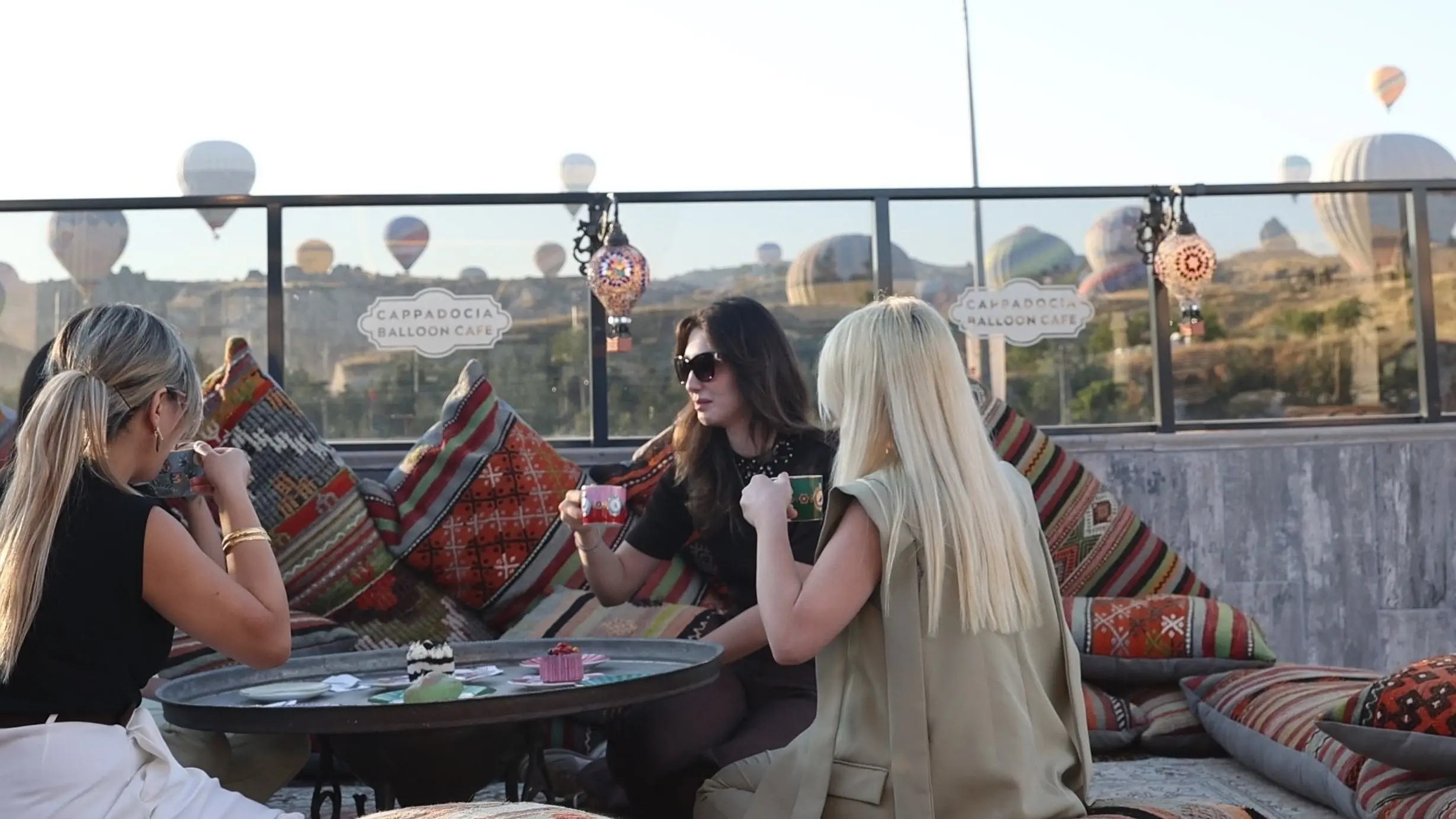 De met ballonnen gevulde lucht van Cappadocië verandert het ontbijt in een toeristische attractie