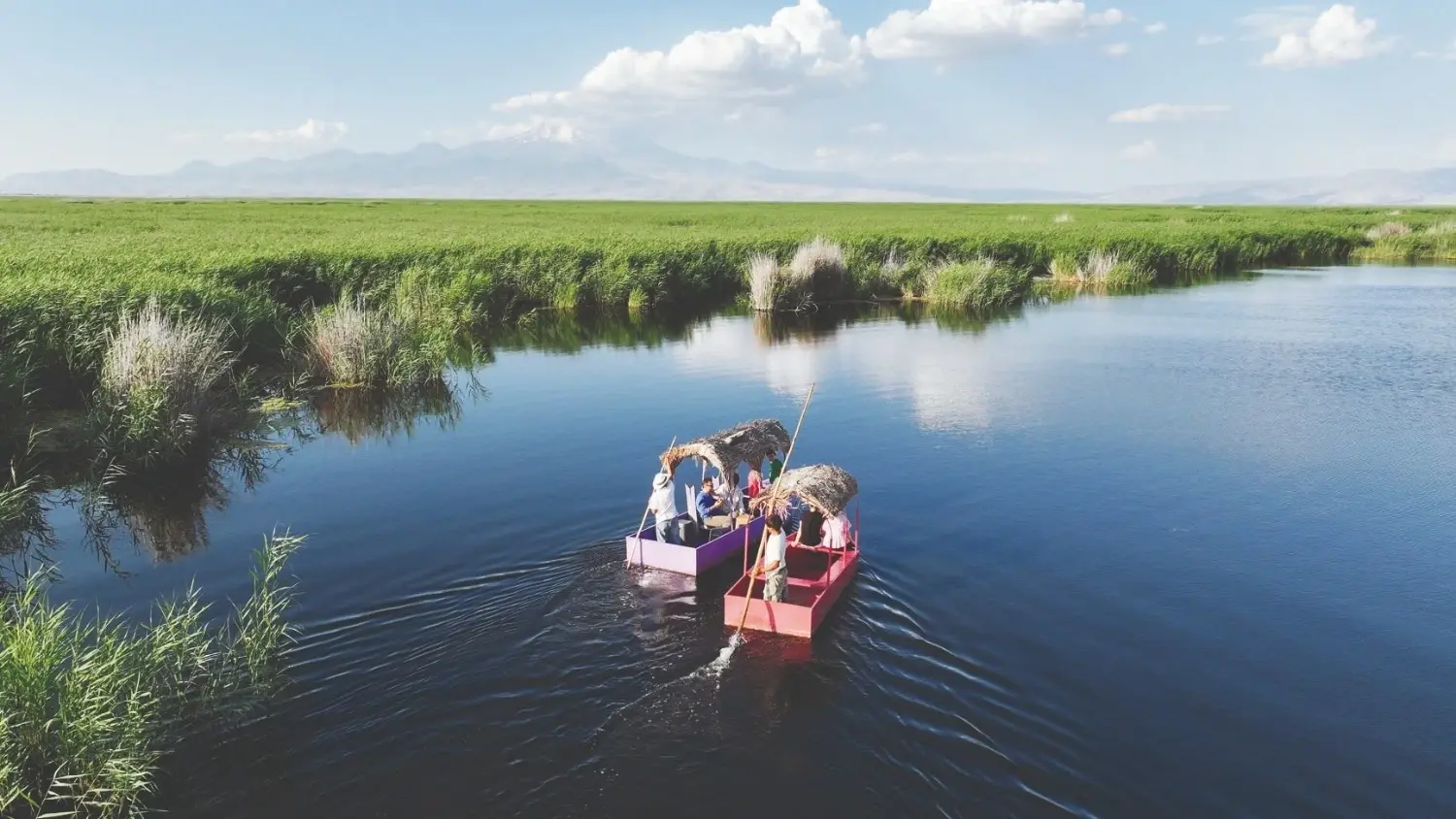 De zwellende waterwegen trakteren toeristen op mooie boottochten
