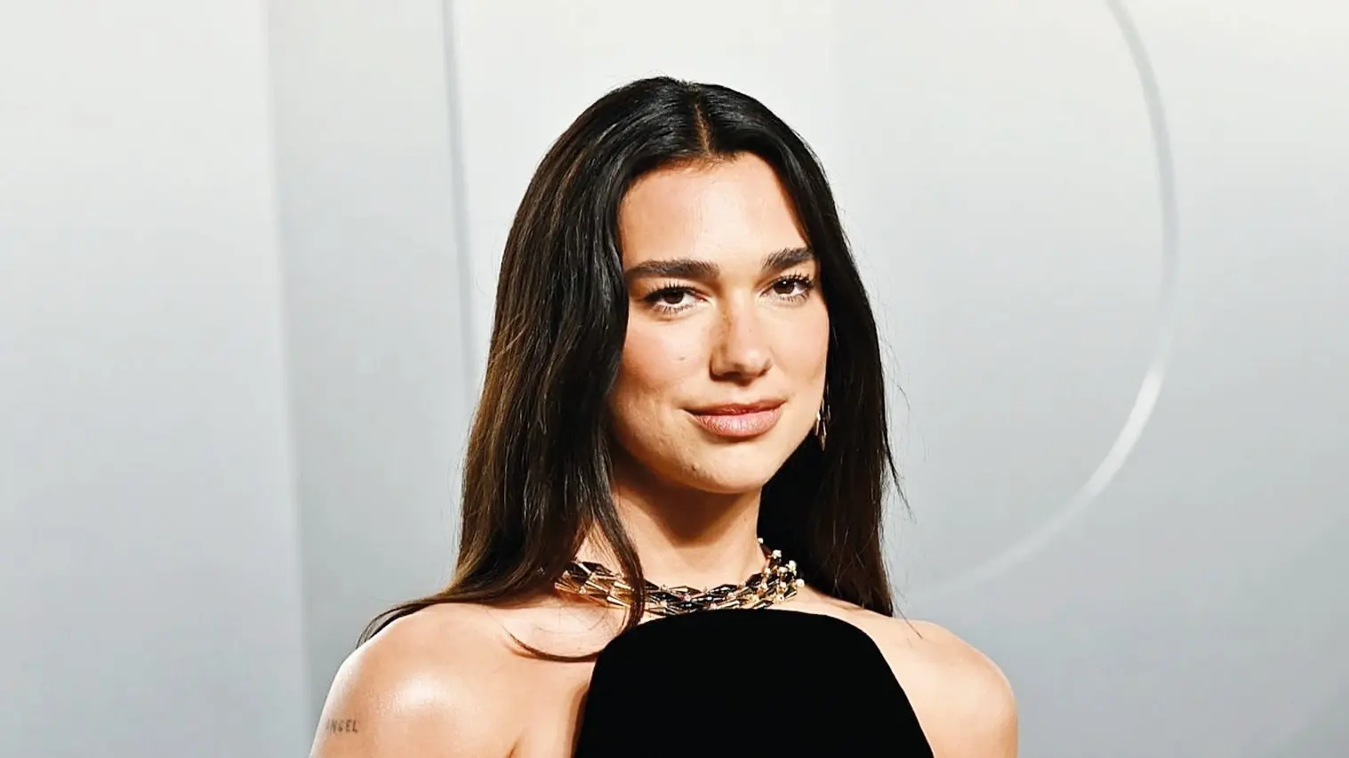 Dua Lipa steunt de protesten tegen het aan Trump gelinkte resort