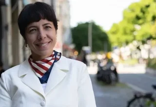 Eralp van Turkse afkomst vergeleken met de Mamdani uit New York in de race in Berlijn
