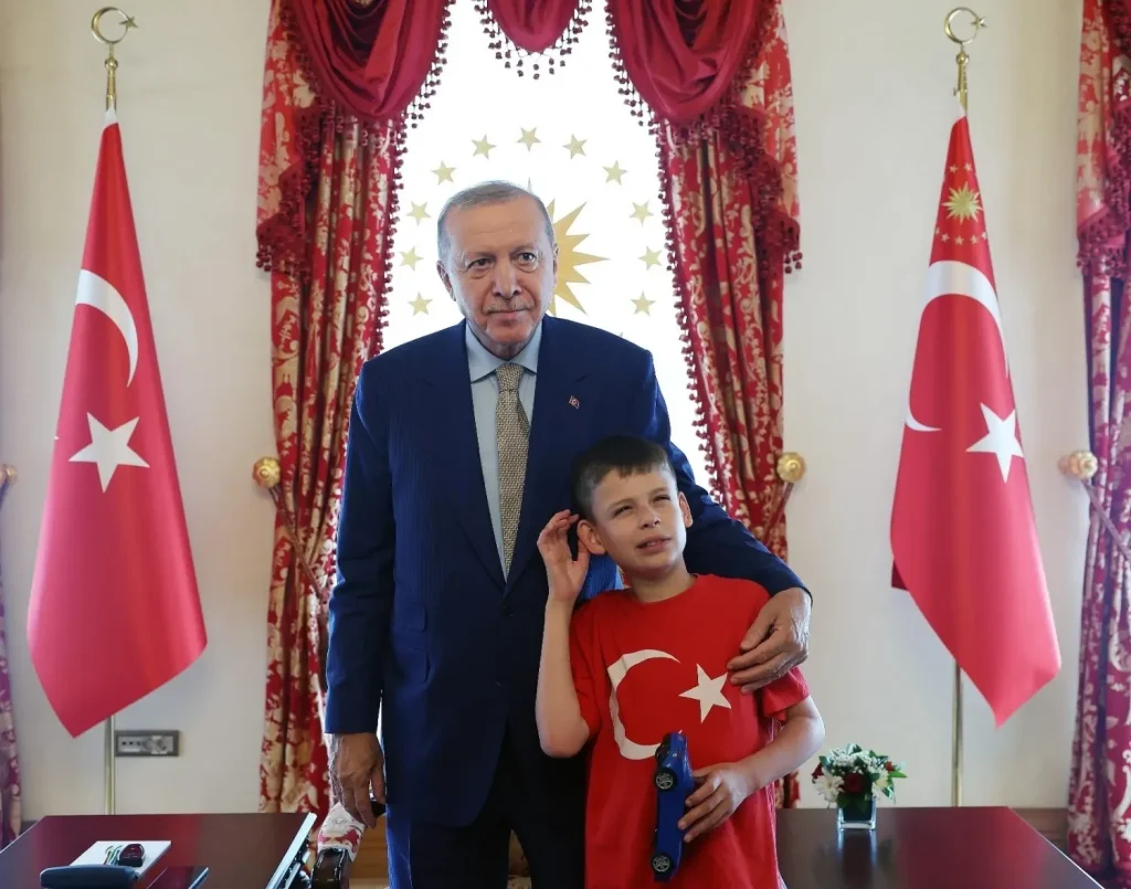 Erdoğan ontmoet de jongen achter de 'Cake Not Hate'-campagne