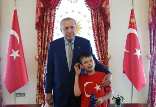Erdoğan ontmoet de jongen achter de ‘Cake Not Hate’-campagne