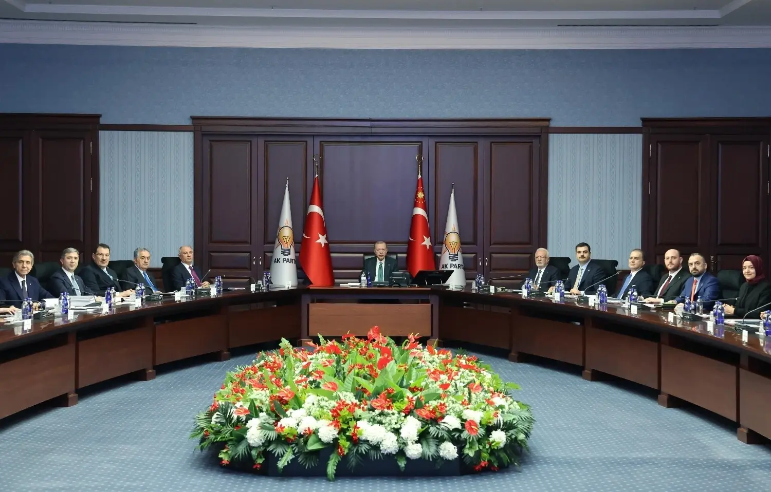 Erdoğan roept het AKP-bestuur bijeen nu de anti-terreurwet het parlement nadert