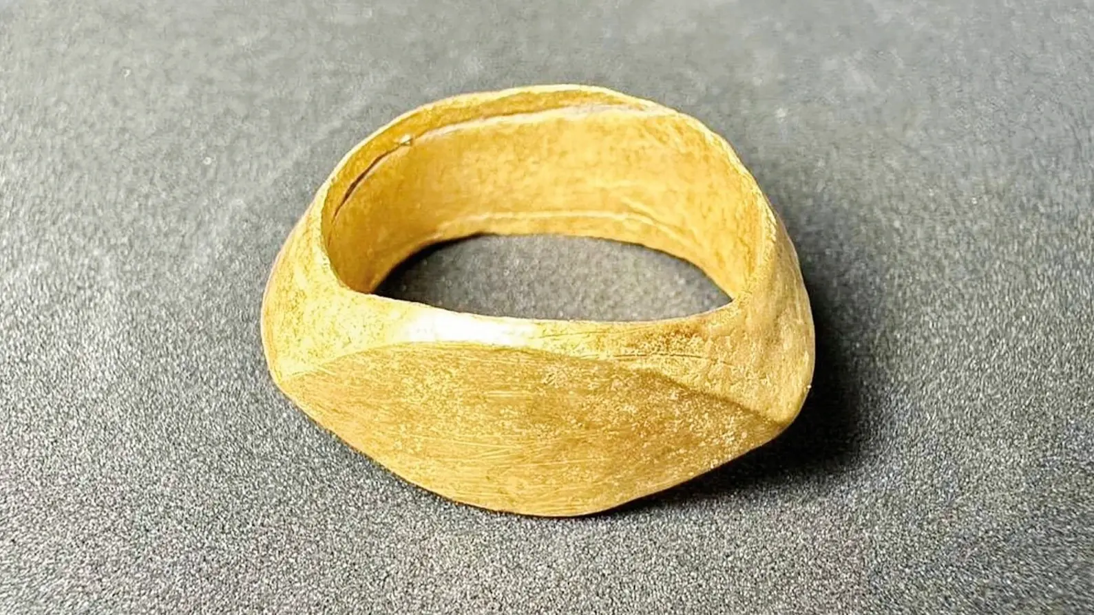Gouden ringen gevonden tijdens opgravingen op archeologische vindplaats Thailand