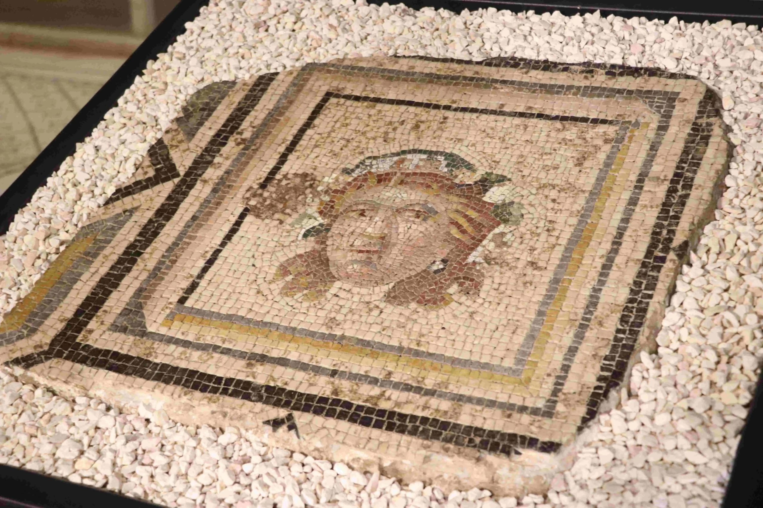 Het 13e paneel van het mozaïek 'Zigeunermeisje' keerde terug naar Türkiye