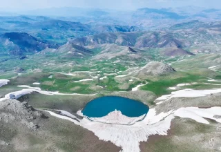 Het Faraşin-plateau trekt zomerbezoekers met gletsjermeren