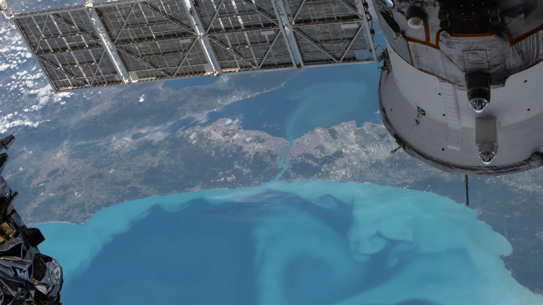 NASA legt turquoise planktonbloei vast in de Zwarte Zee