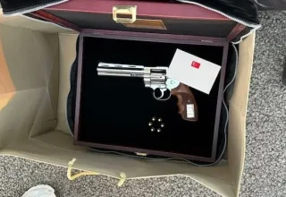NAVO-leiders ontvangen gepersonaliseerde pistolen als geschenk na de top in Ankara