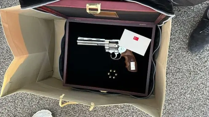 NAVO-leiders ontvangen gepersonaliseerde pistolen als geschenk na de top in Ankara