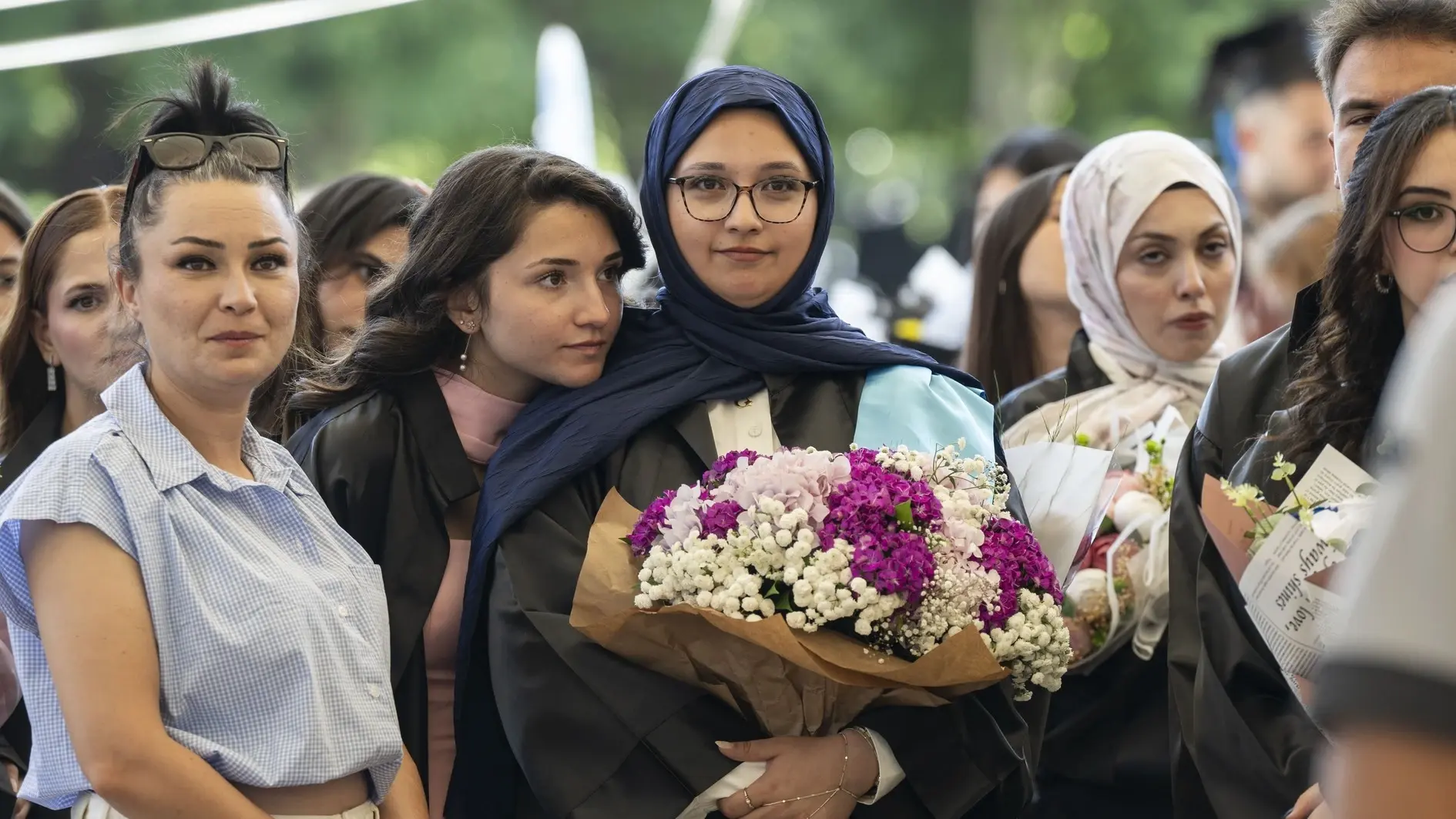 Overlevende van de wonderbeving studeert af aan de universiteit