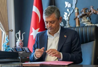 Özel en 90 bondgenoten verlaten de CHP en richten een Nieuwe Partij op