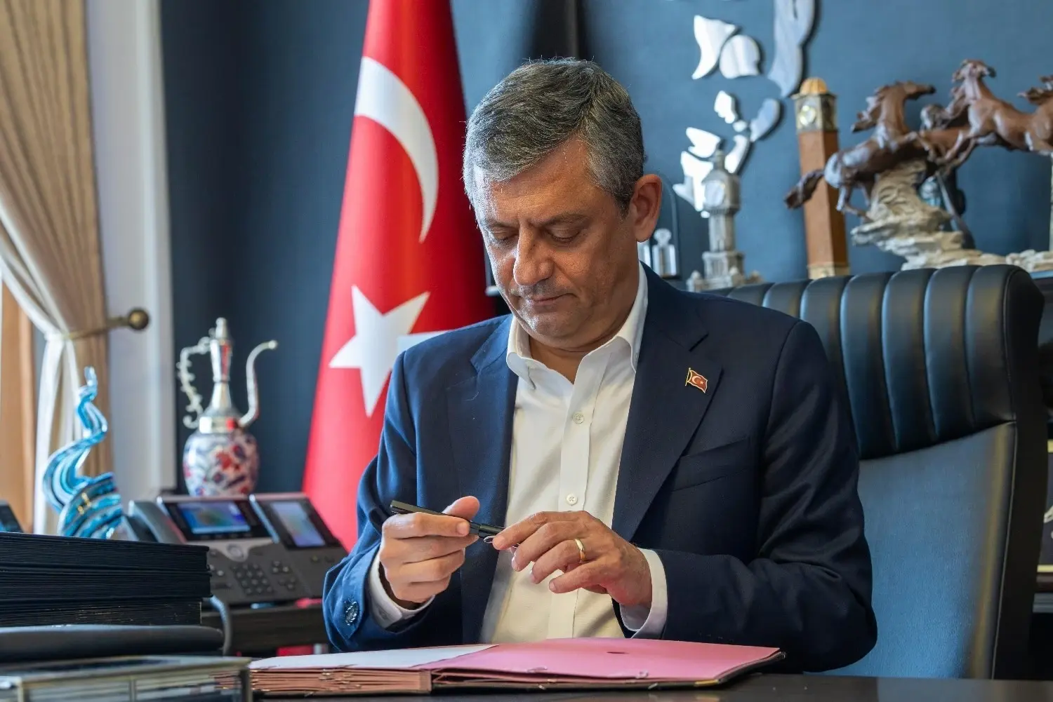 Özel en 90 bondgenoten verlaten de CHP en richten een Nieuwe Partij op