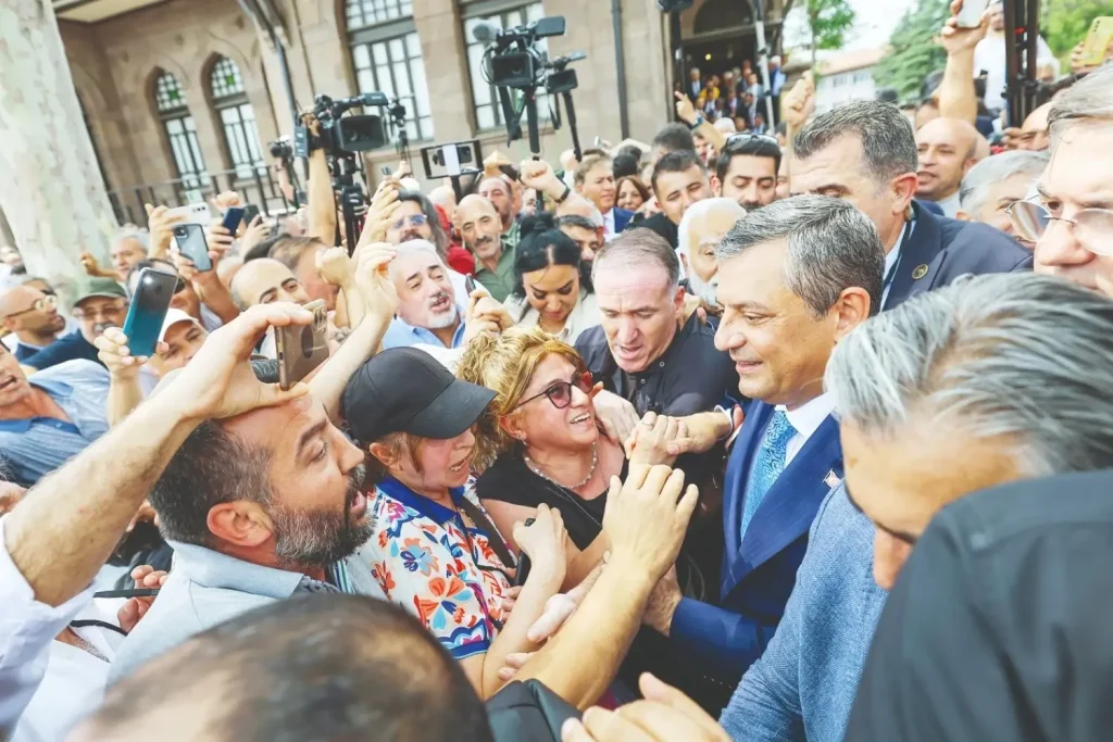 Özels Nieuwe Partij zet de eerste leiderschapsstructuur op