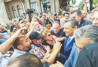 Özels Nieuwe Partij zet de eerste leiderschapsstructuur op