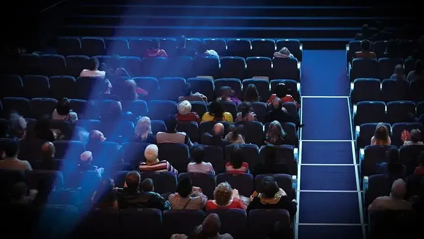 Streamingsites moeten een belasting van 2 procent betalen om bioscopen te redden
