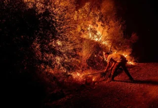 Türkiye haast zich om grote bosbranden onder controle te krijgen terwijl honderden mensen worden geëvacueerd