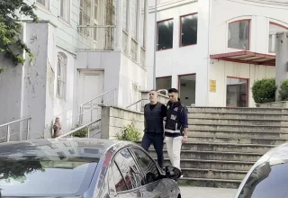 Turkse zanger Levent gevangen gezet in afwachting van proces in onderzoek naar liefdadigheidsfondsen