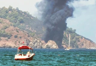 115 springen in zee terwijl de rondvaartboot in brand vliegt bij Fethiye