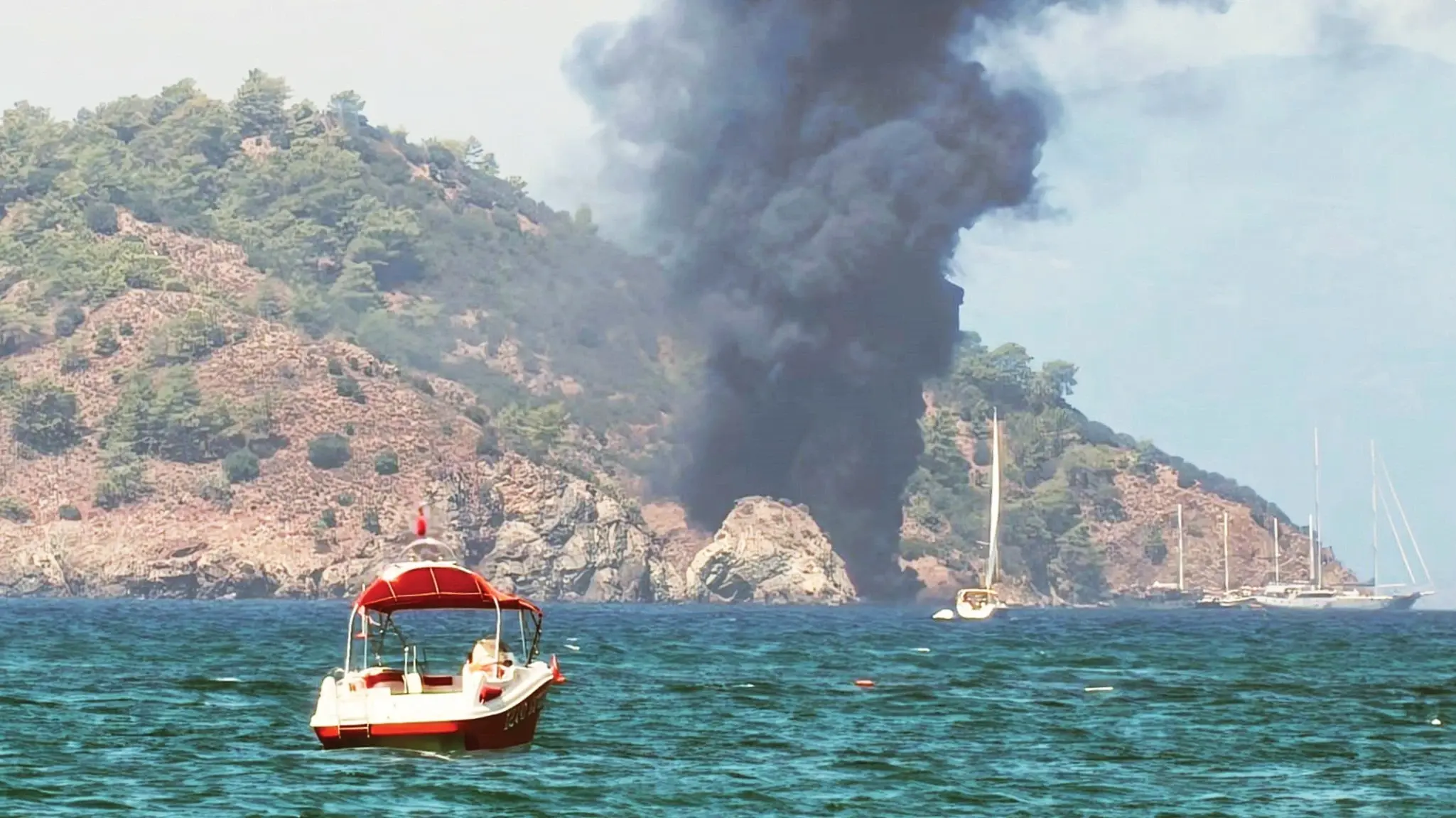 115 springen in zee terwijl de rondvaartboot in brand vliegt bij Fethiye