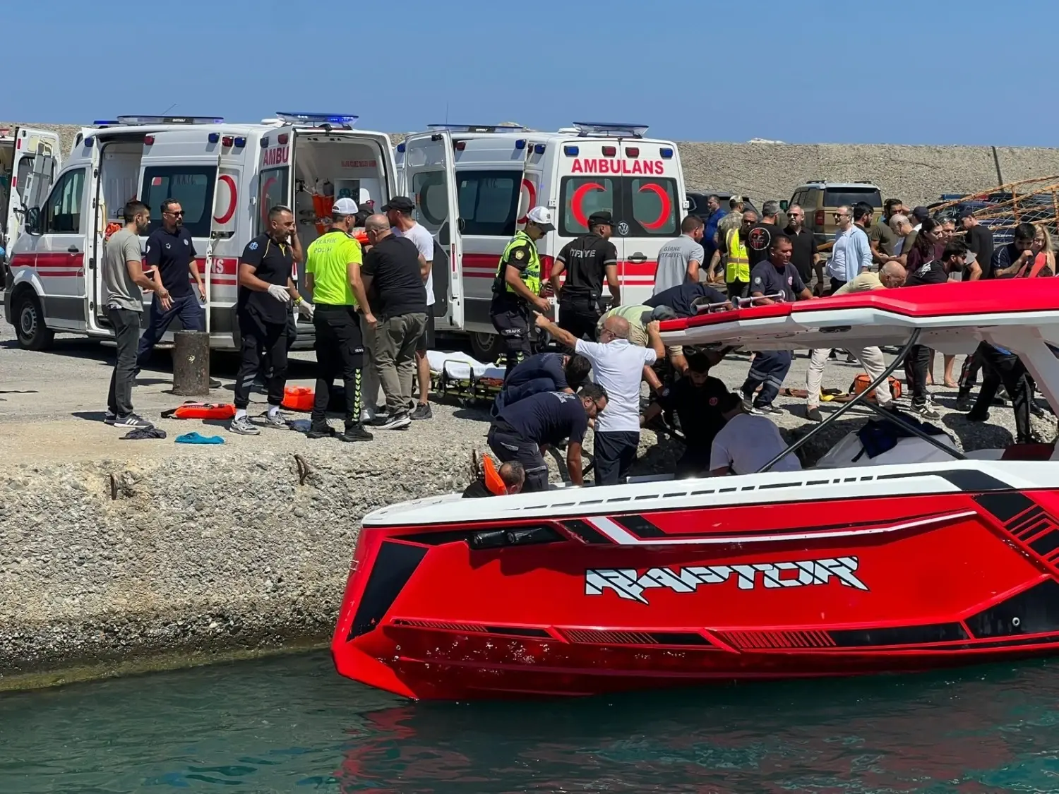 Acht doden en achttien vermisten nadat de veerboot voor de kust van Turks-Cyprus zinkt