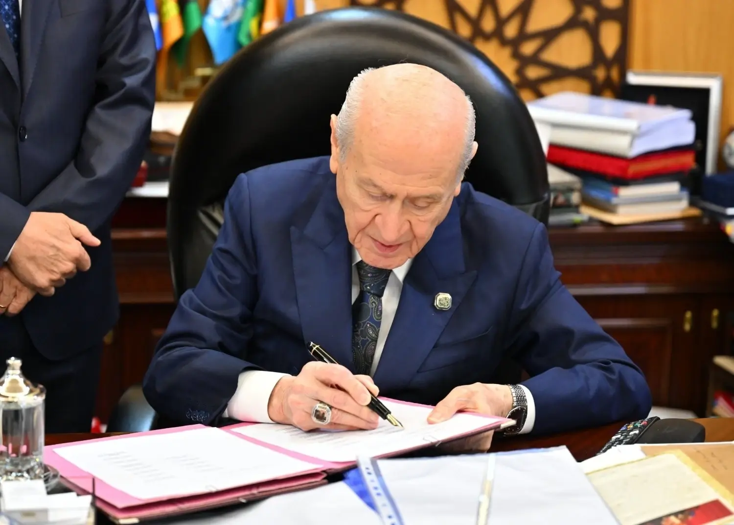 Bahçeli tekende als eerste een wetsvoorstel dat verband houdt met het antiterreurinitiatief