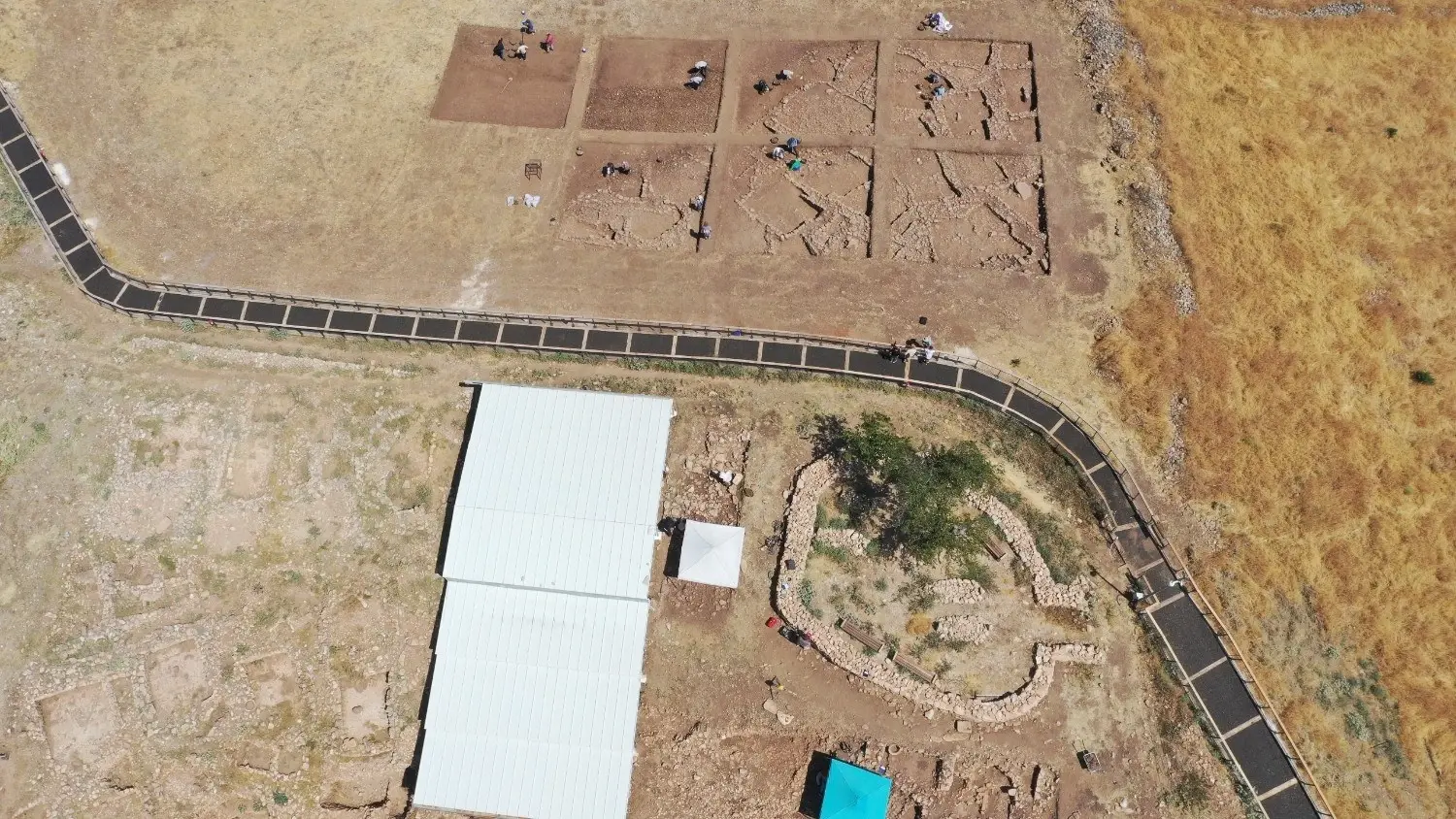 Bij nieuwe opgravingen in Göbeklitepe worden rechthoekige constructies blootgelegd