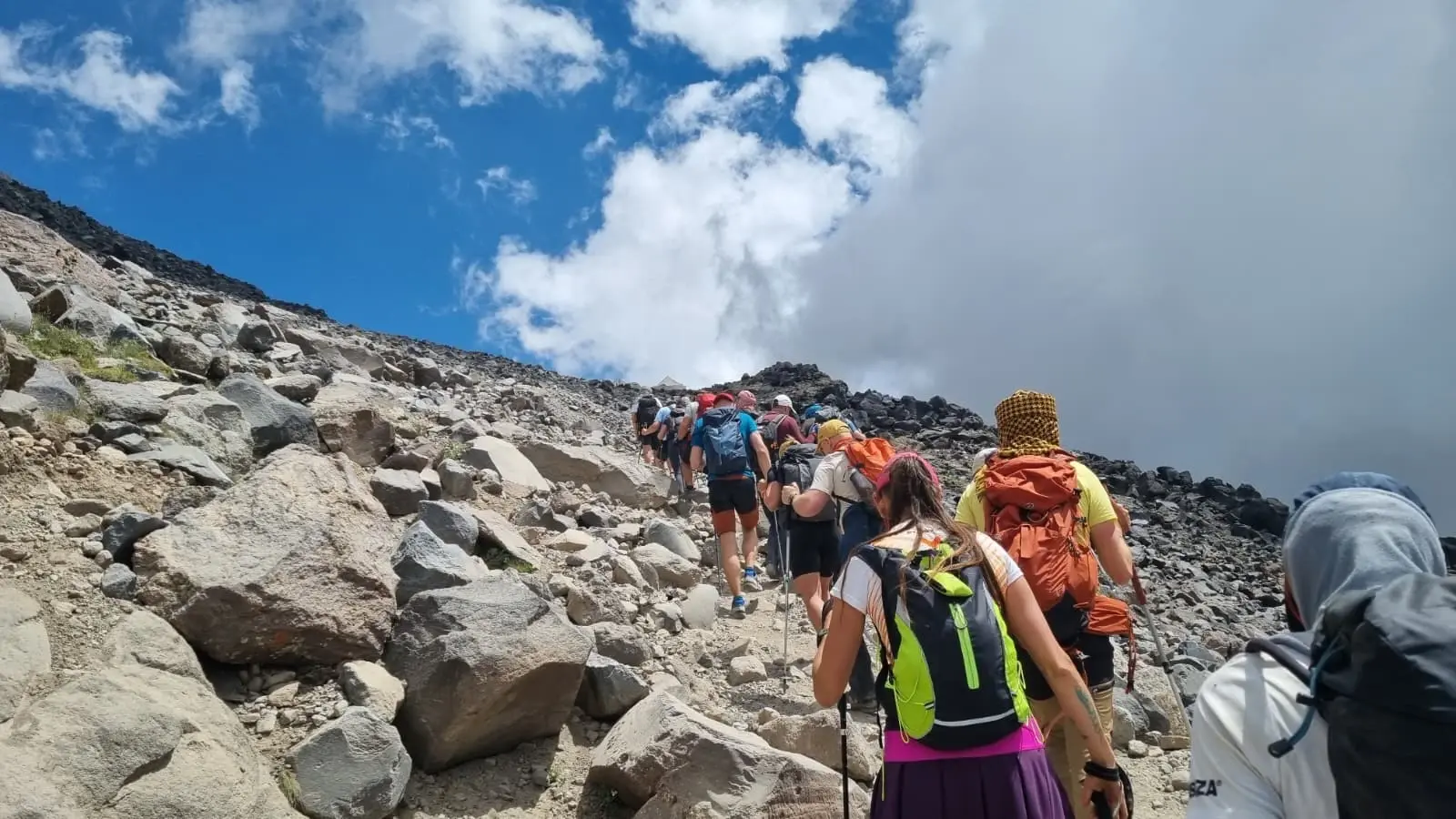 Bijna 4.000 klimmers beklimmen de berg Ağrı in het oosten van Türkiye