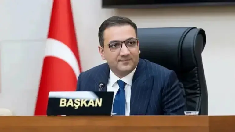 Burgemeester in het district Izmir wordt hersteld nadat het huisarrest is opgeheven