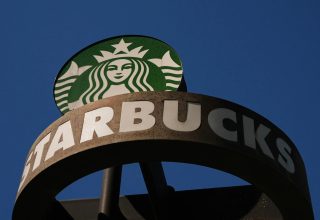 De Zuid-Koreaanse politie doet een inval in het hoofdkantoor van Starbucks vanwege het ‘Tank Day’-fiasco