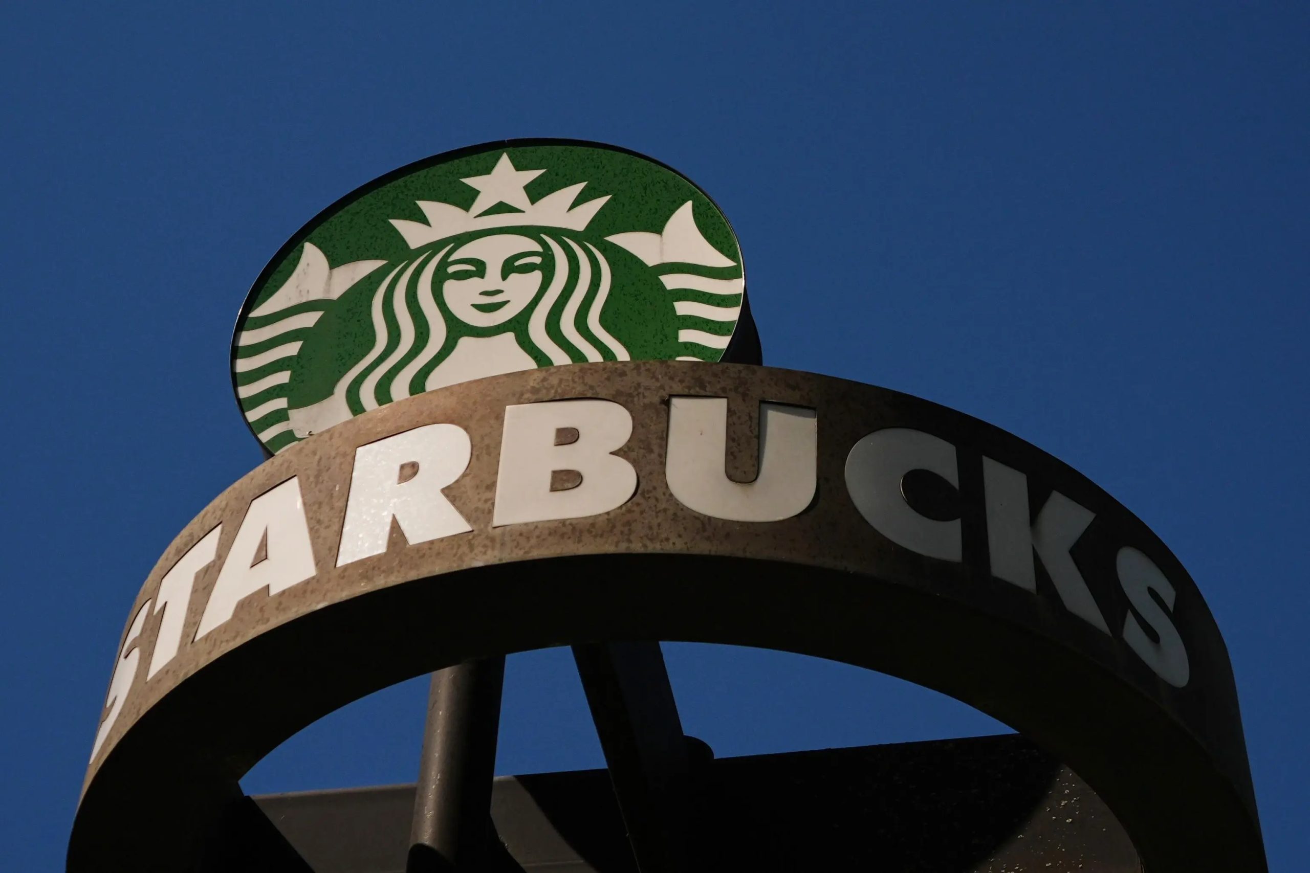 De Zuid-Koreaanse politie doet een inval in het hoofdkantoor van Starbucks vanwege het Tank Day-fiasco