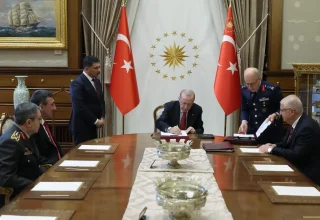 De hoogste militaire raad benoemt de luchtmachtchef van Dalkıran en bevordert tientallen