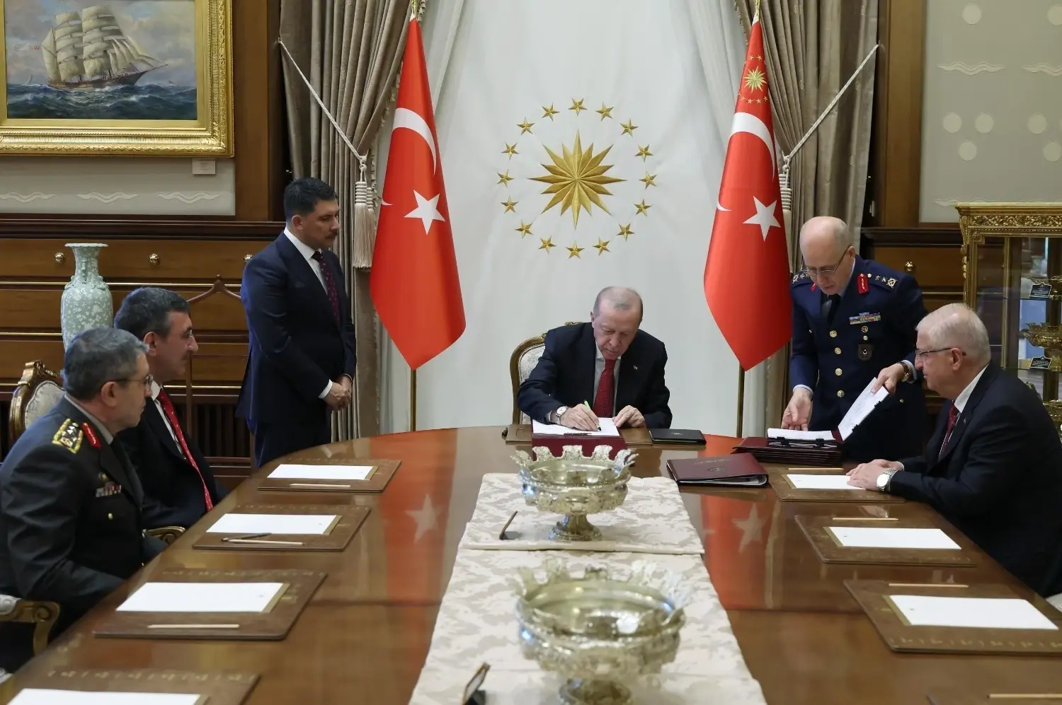 De hoogste militaire raad benoemt de luchtmachtchef van Dalkıran en bevordert tientallen