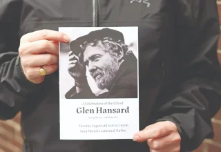 Duizenden rouwen bij de begrafenis van de Ierse muzikant Glen Hansard