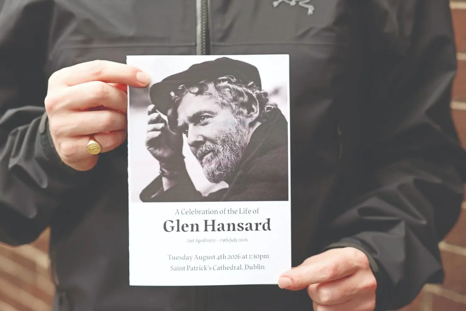 Duizenden rouwen bij de begrafenis van de Ierse muzikant Glen Hansard