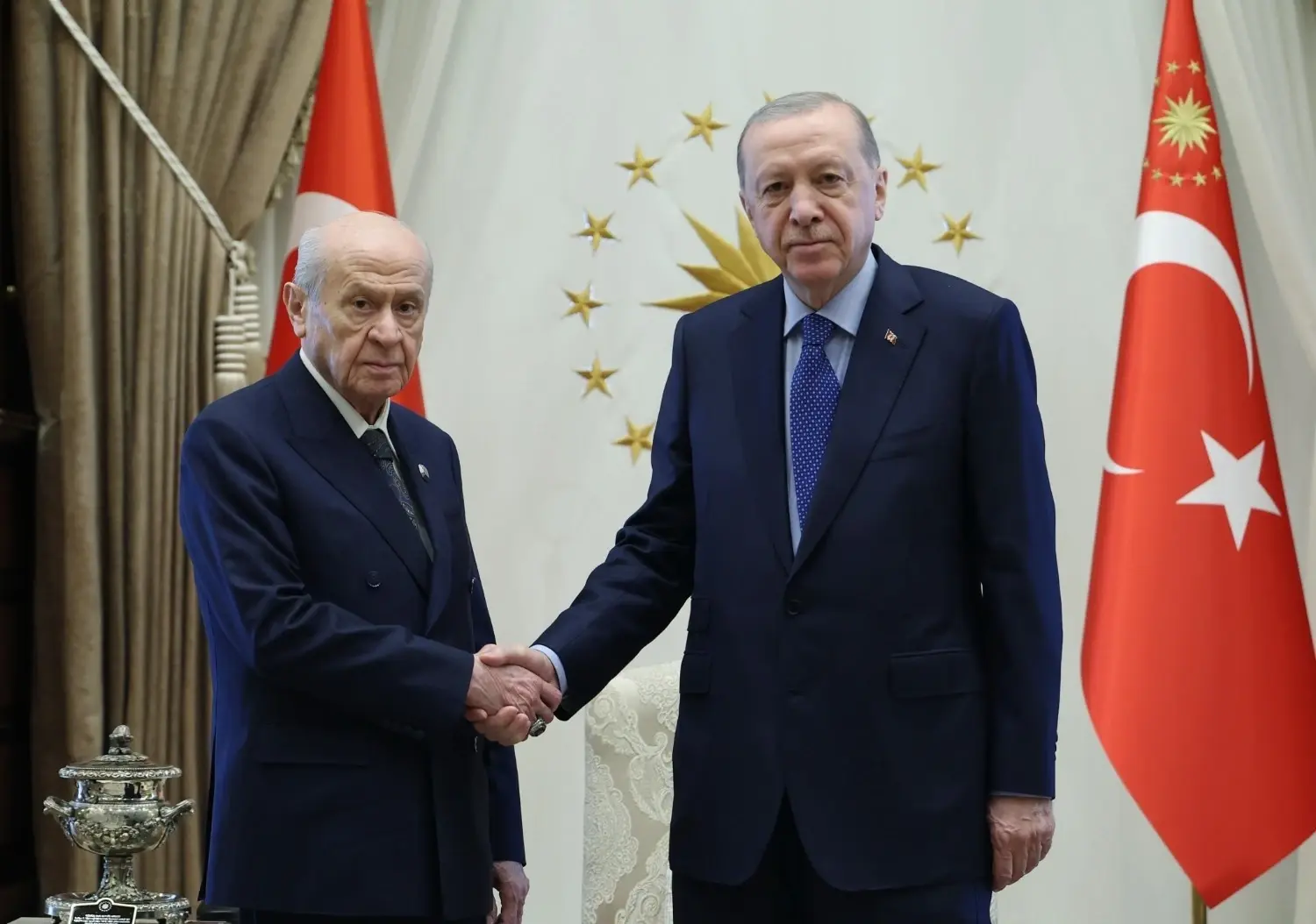 Erdoğan ontmoet Bahçeli als anti-terreurwetsvoorstel in focus