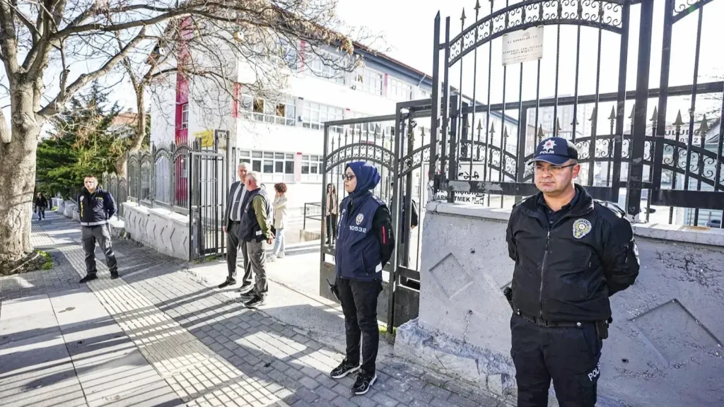 Leraren moeten kielen dragen terwijl het ministerie landelijke schoolregels onthult