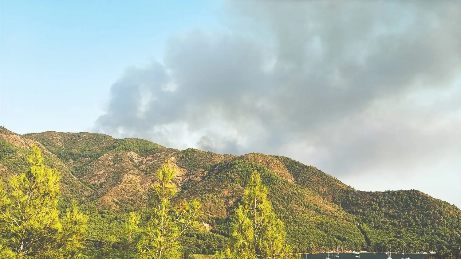 Marineschepen vervoeren watertenders naar Marmaris