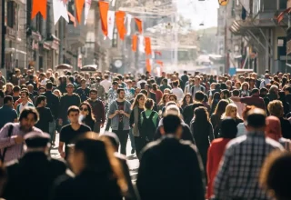 Volgens officiële gegevens stijgt de bevolking van Türkiye naar 86,3 miljoen