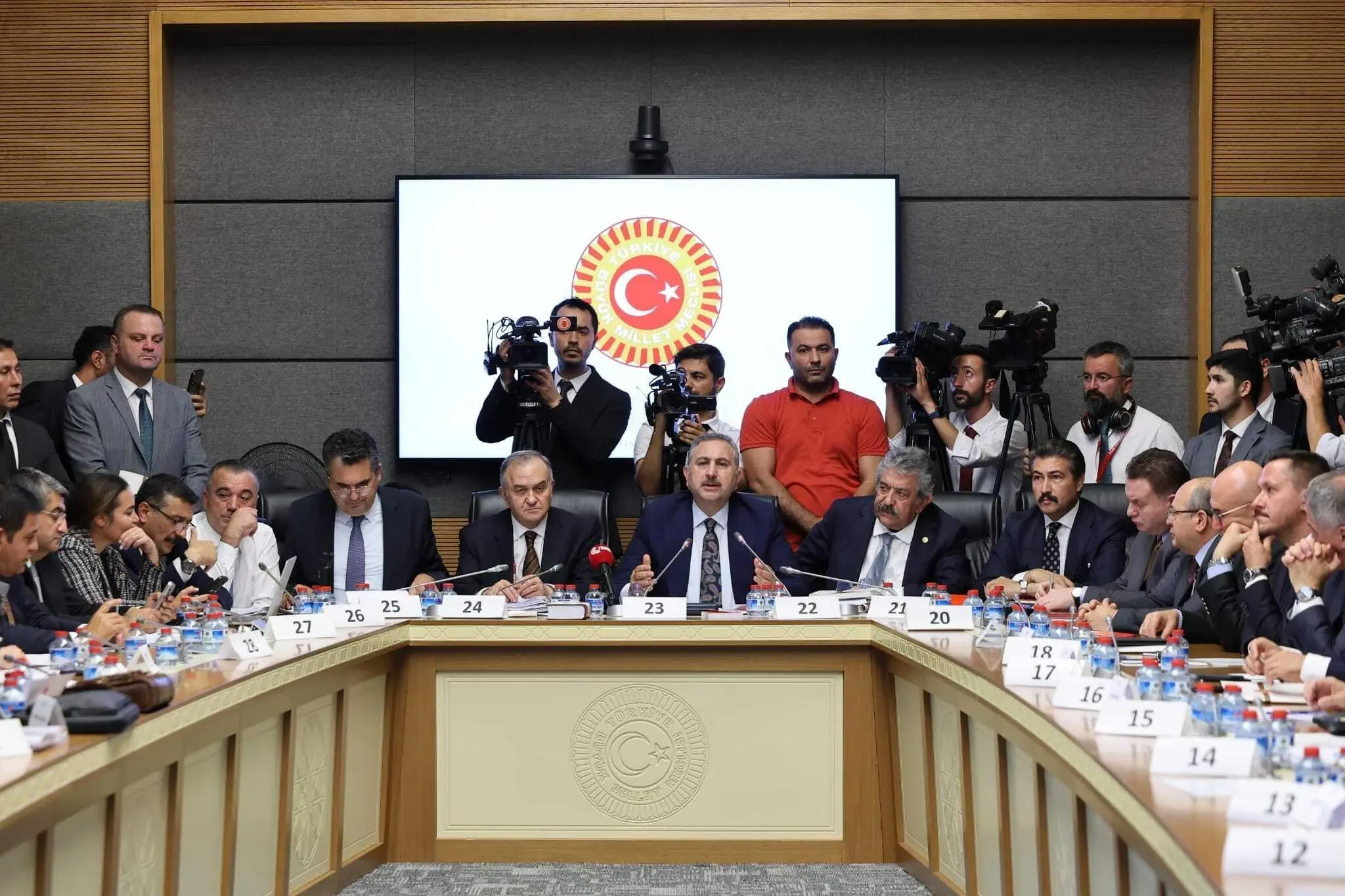 Het wetsvoorstel 'Terreurvrij Türkiye' maakt de parlementaire commissie vrij
