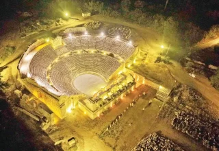 Zonne-energie verlicht het oude Tlos-theater