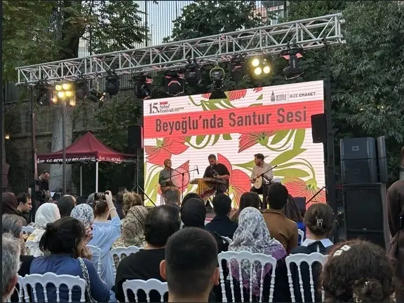 15e Beyoğlu Antiquarische Boekenbeurs geopend in voormalig Frans weeshuis