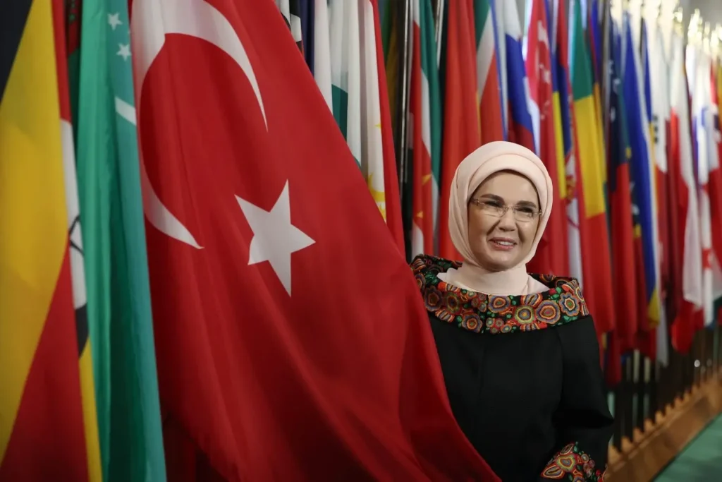 De Turkse first lady dringt aan op mondiale normen voor de onlineveiligheid van kinderen