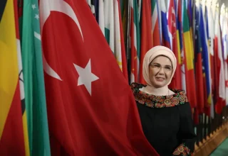 De Turkse first lady dringt aan op mondiale normen voor de onlineveiligheid van kinderen