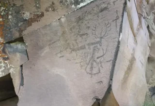 De rotskunst van Kars bewaart sporen van leven van duizenden jaren geleden