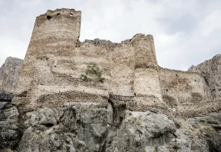 Een nieuwe verharde weg vergemakkelijkt de reis naar het historische Engüzekkapı-kasteel