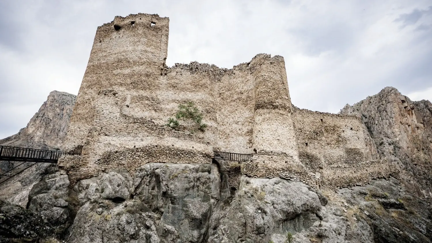 Een nieuwe verharde weg vergemakkelijkt de reis naar het historische Engüzekkapı-kasteel