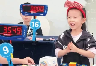 Een zesjarig Chinees meisje vestigt een wereldrecord met Rubiks kubus