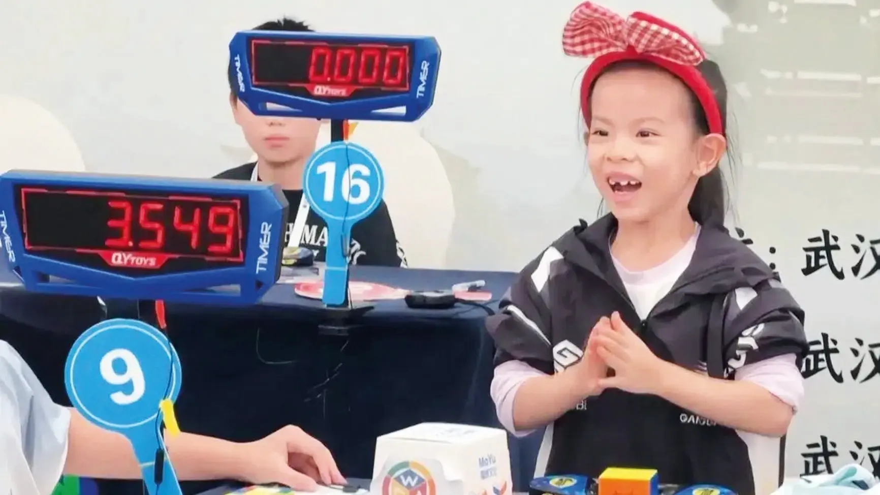 Een zesjarig Chinees meisje vestigt een wereldrecord met Rubiks kubus